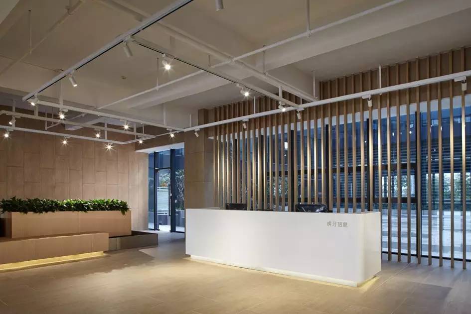 现代办公楼设计高级感,珠海现代简约办公楼会议室装修