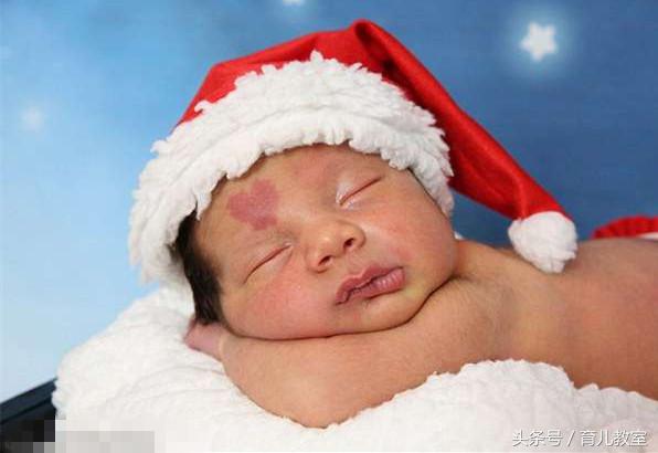 刚出生的婴儿额头有大块红色胎记，妈妈看一眼后竟热泪盈眶！