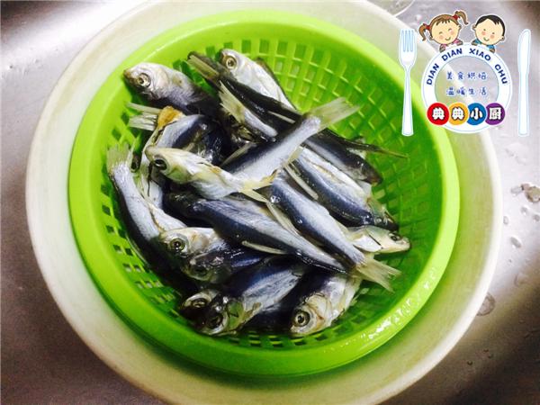 大蒜烧咸鱼做法,大蒜烧咸鱼步骤