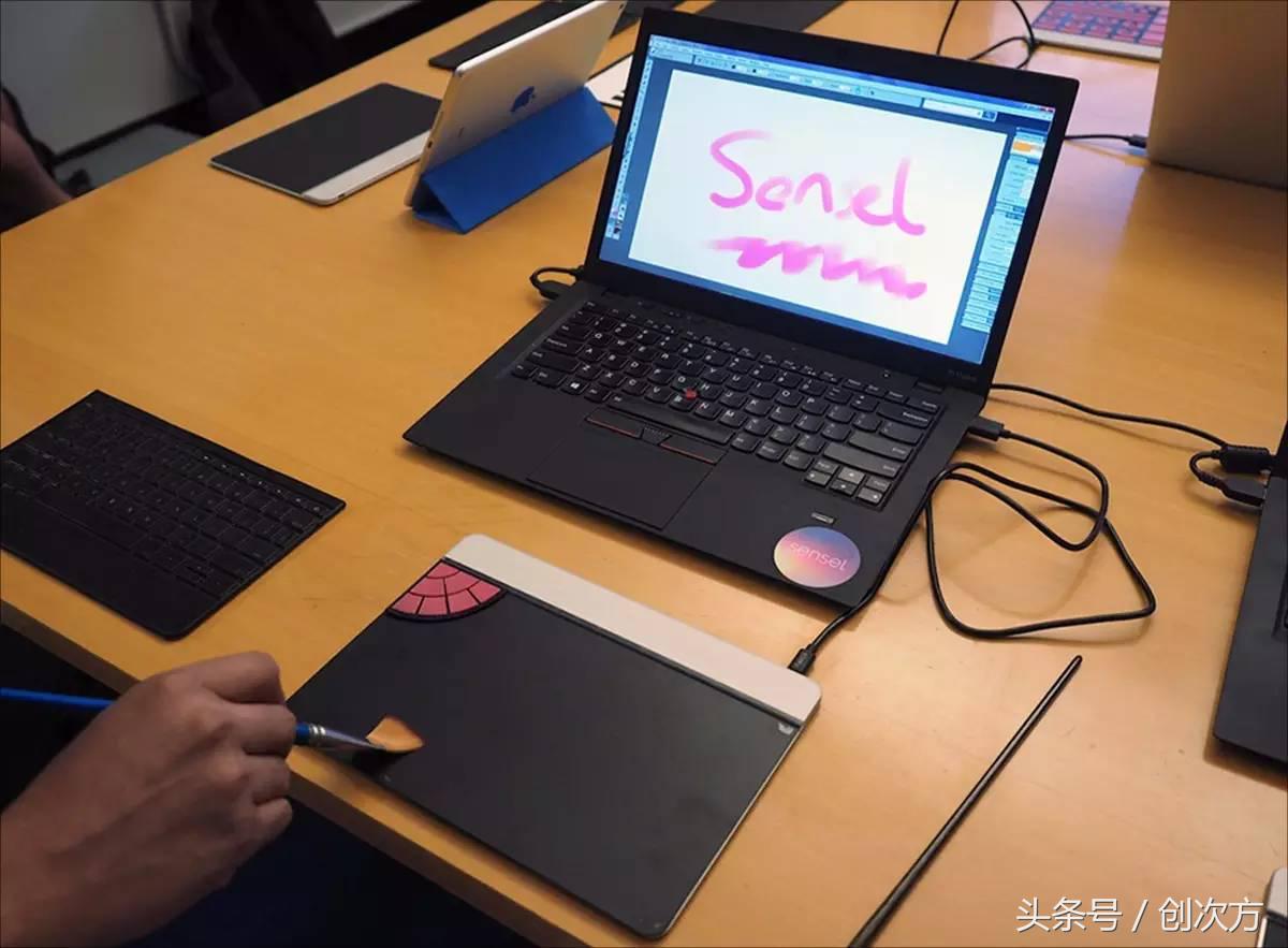 一块板，放张膜就实现任何功能，控制机器人也没问题，什么黑科技