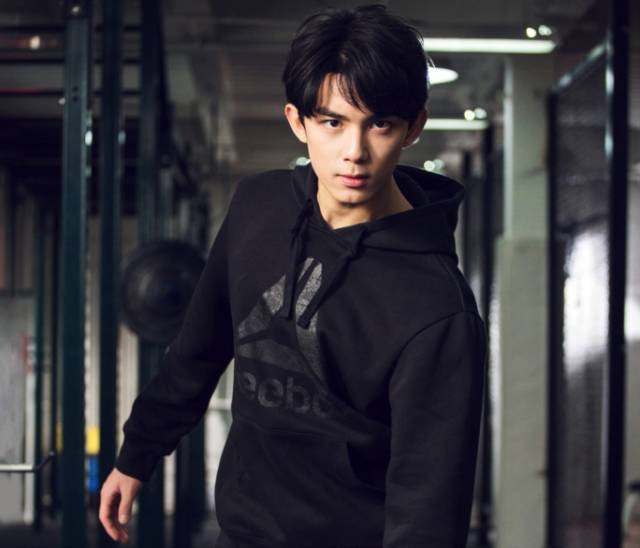 姚明和锐步签约全过程,锐步签约姚明带来多少收益