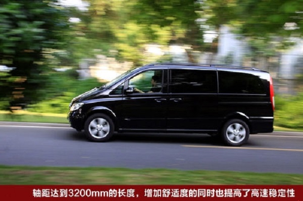 他成名多年身家惊人，去外国媳妇生混血娃娃，座驾要实用不讲排场