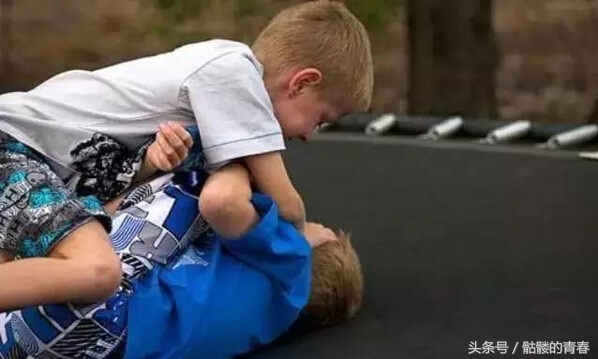 孩子被别的小朋友欺负了怎么办,孩子被小朋友欺负家长应该怎么做