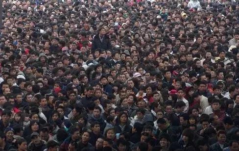 令老外震惊的中国春运,外国人眼里中国春运到底有多震撼