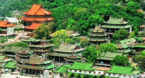 厦门唯一一个有海且叫厦门的城市,厦门是个风景优美的城市