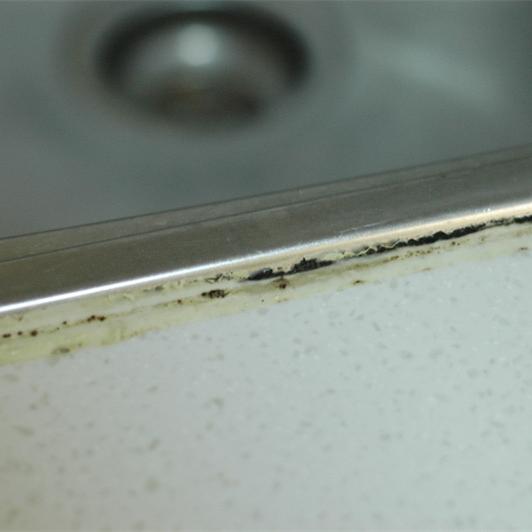 厨房水槽橱柜泡水烂掉,厨房水槽缝发霉了