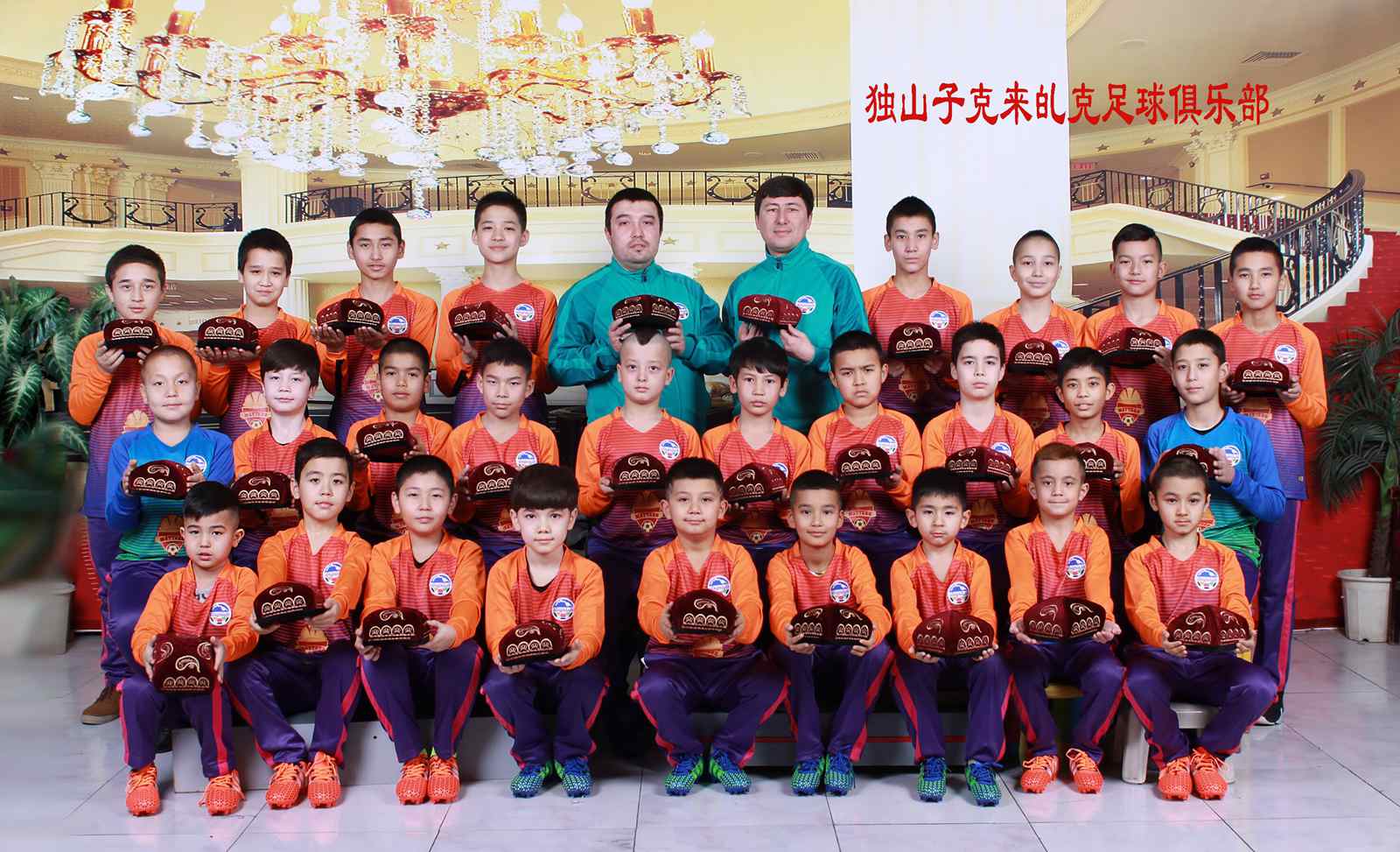 *疆新**少年再战全国足球比赛这支球队带着百顶花帽去交朋友