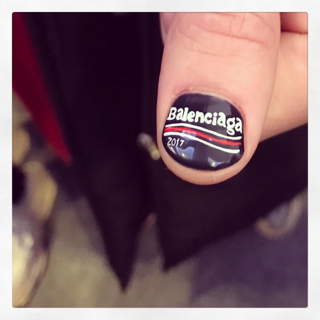 品牌们吸豪门小公主的欧气吸到上瘾,巴黎世家哼:我就是豪门!