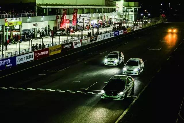 这个感觉倍儿爽,因为我们拿了12小时耐力赛的奖杯