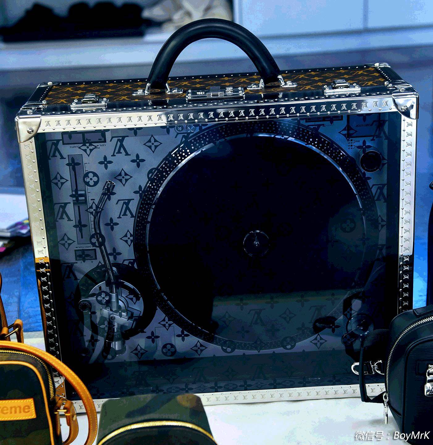 lvsupreme联名套装,supreme最难抢的联名