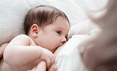 新生儿溢奶是不是吃得太饱了,新生儿溢奶是因为吃得太饱了吗