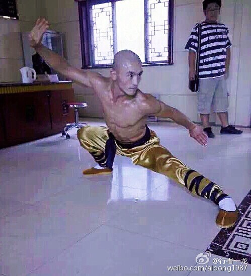 一龙致敬成龙,赞大哥最能打,不用替身险丧命,KO播求可成一哥