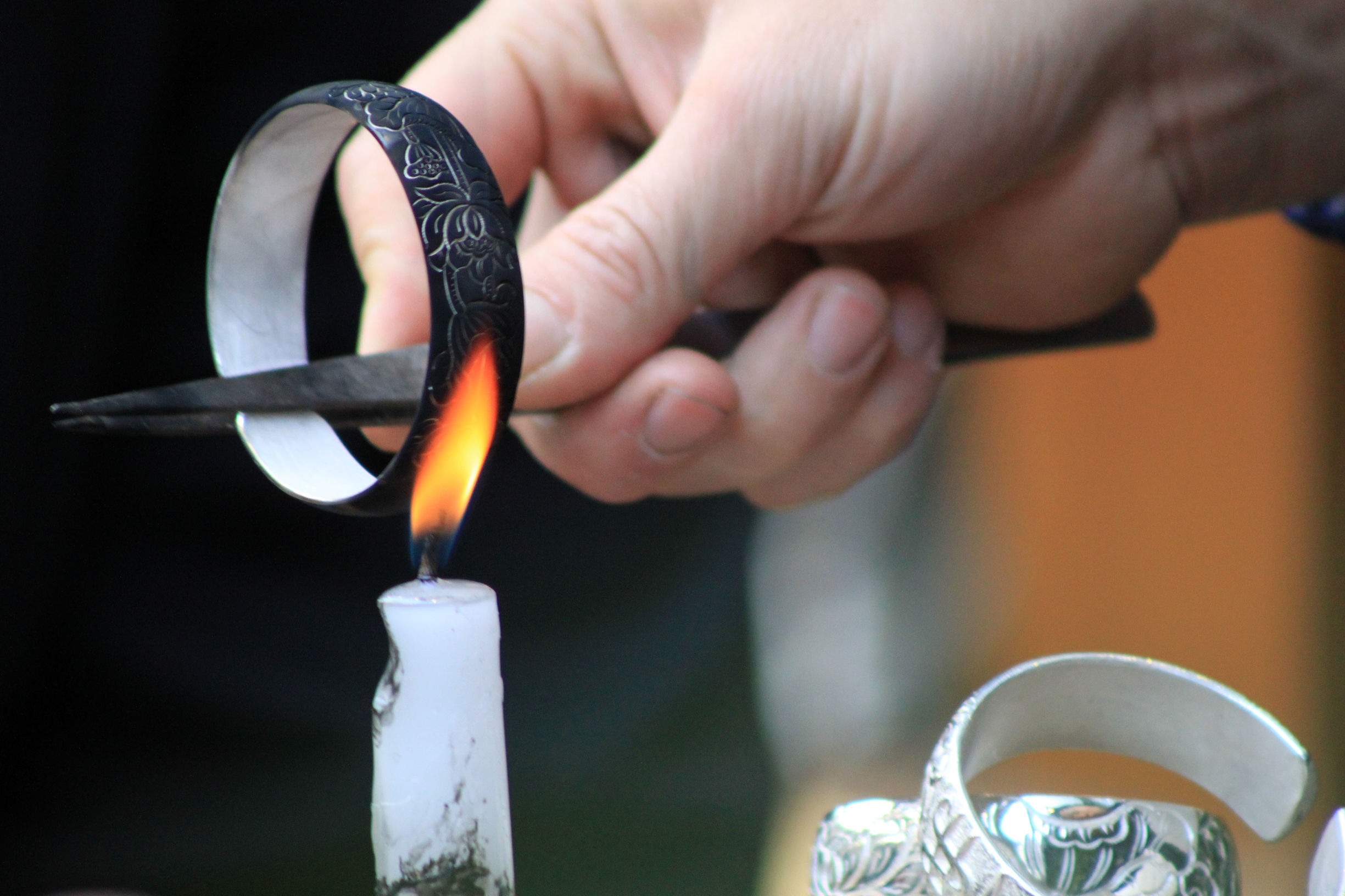 纯银手工打磨视频,手工打磨银品全过程