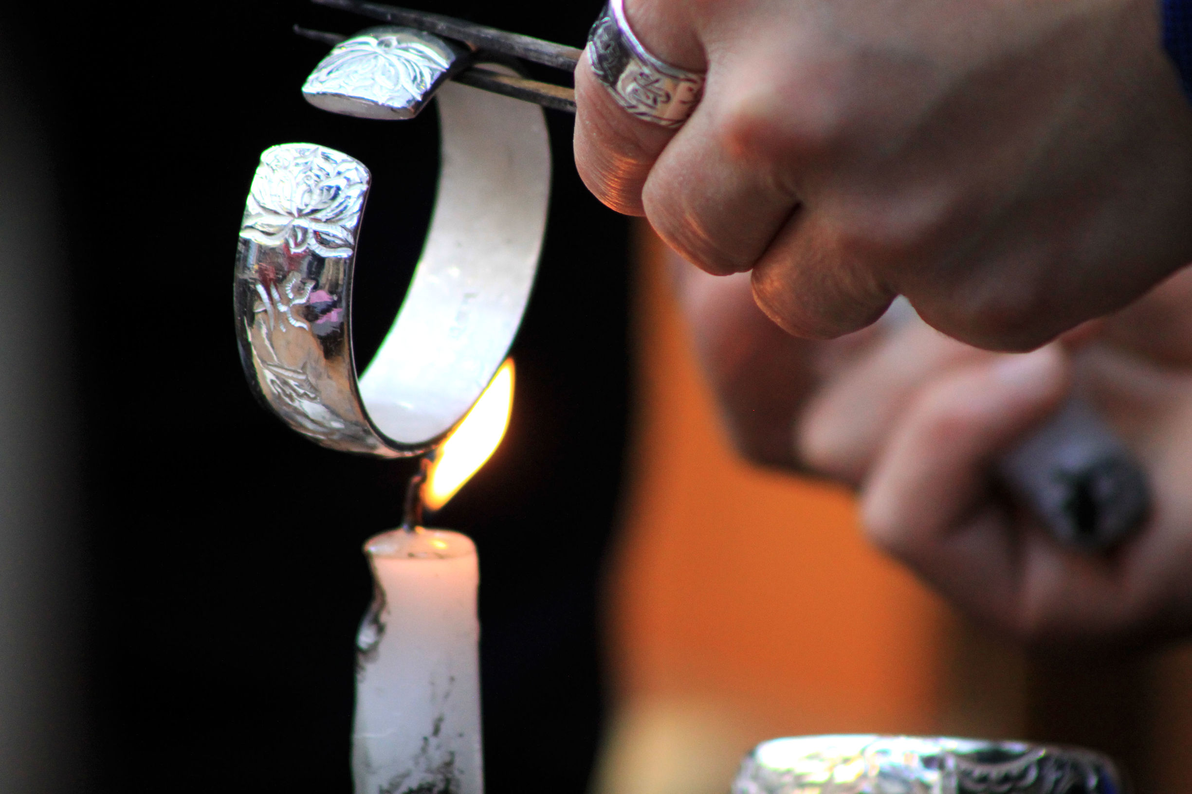 纯银手工打磨视频,手工打磨银品全过程