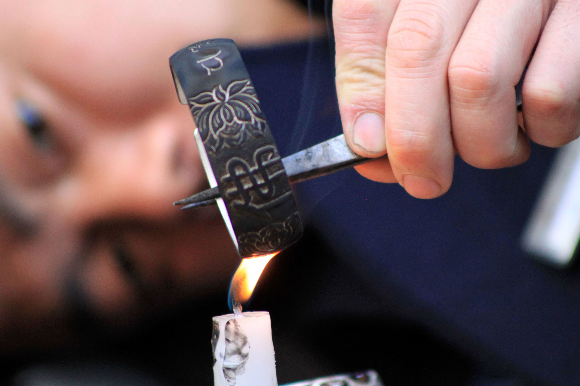 纯银手工打磨视频,手工打磨银品全过程