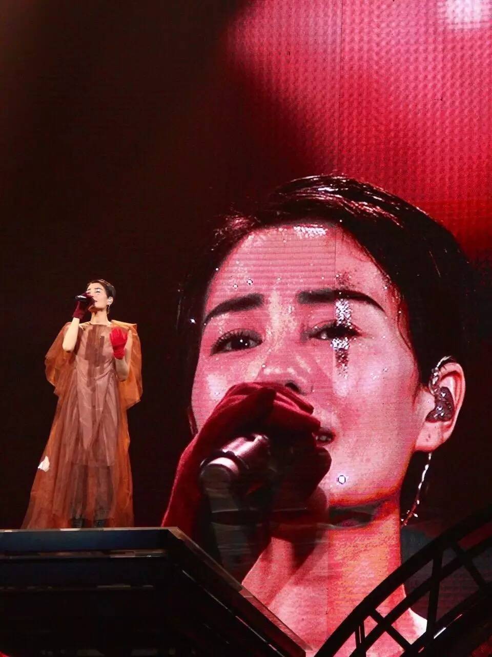 天价？跑调？那又怎样？王菲依旧是那个超级时尚IT