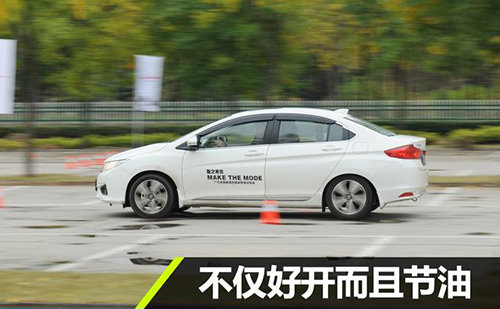 它顶配不到12万轻松装4个大登机箱省油堪比混动