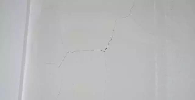 墙面刚装修完裂缝怎么回事,装修一年后墙面开裂怎么办