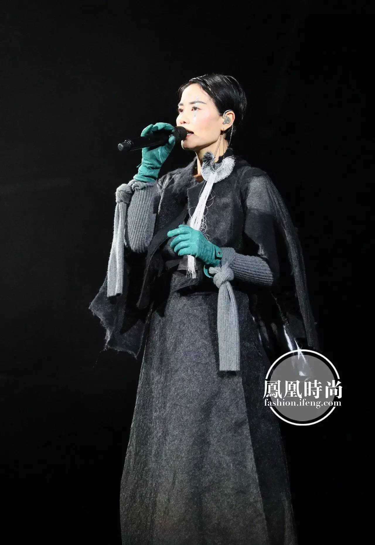 天价？跑调？那又怎样？王菲依旧是那个超级时尚IT