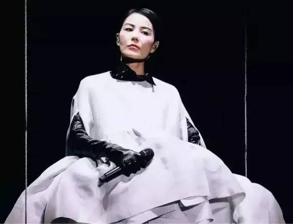 天价？跑调？那又怎样？王菲依旧是那个超级时尚IT