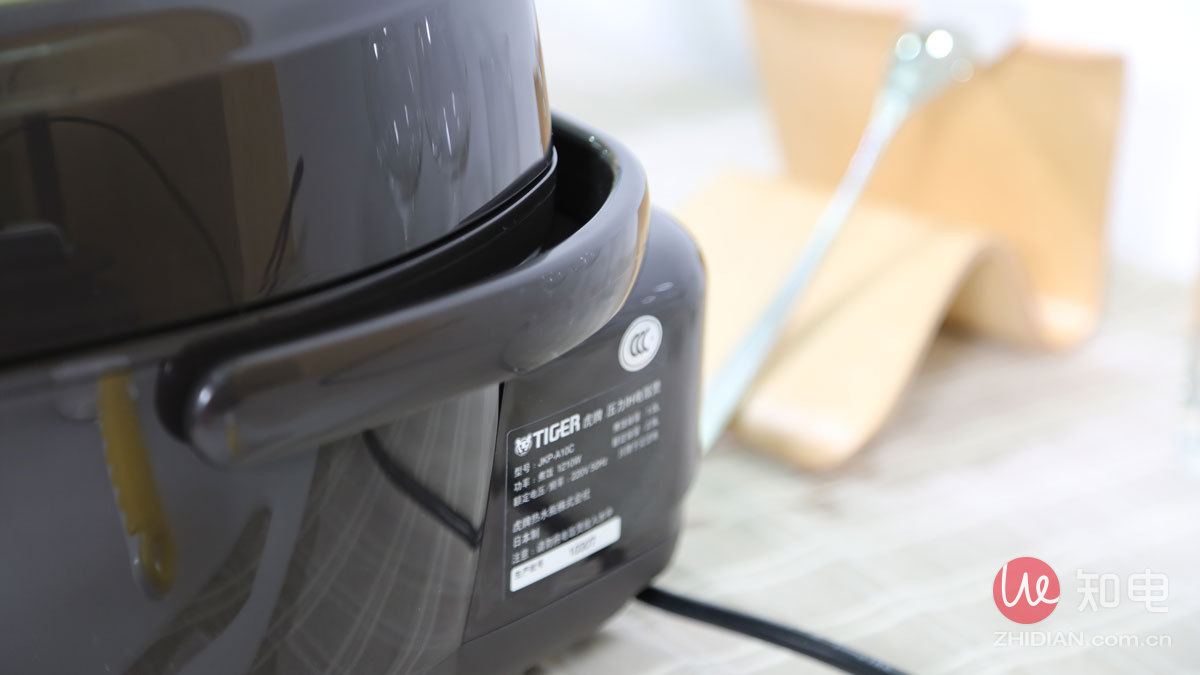 虎牌电饭煲与美的电饭煲哪个好,松下电饭煲和虎牌电饭煲哪个好呢
