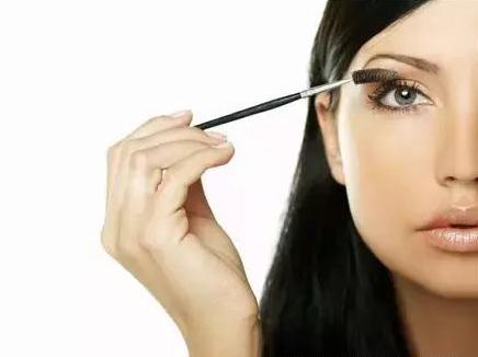 睫毛膏卸妆和刷法技巧,睫毛膏用水还是油怎么才能卸干净