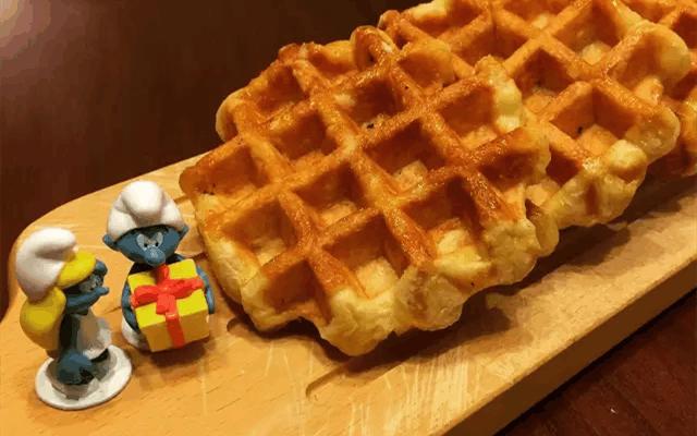 老板,一杯热朱古力,一份烈日窝夫+士多啤梨酱······