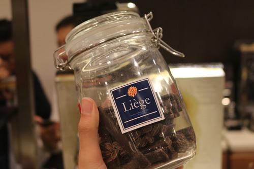 老板,一杯热朱古力,一份烈日窝夫+士多啤梨酱······