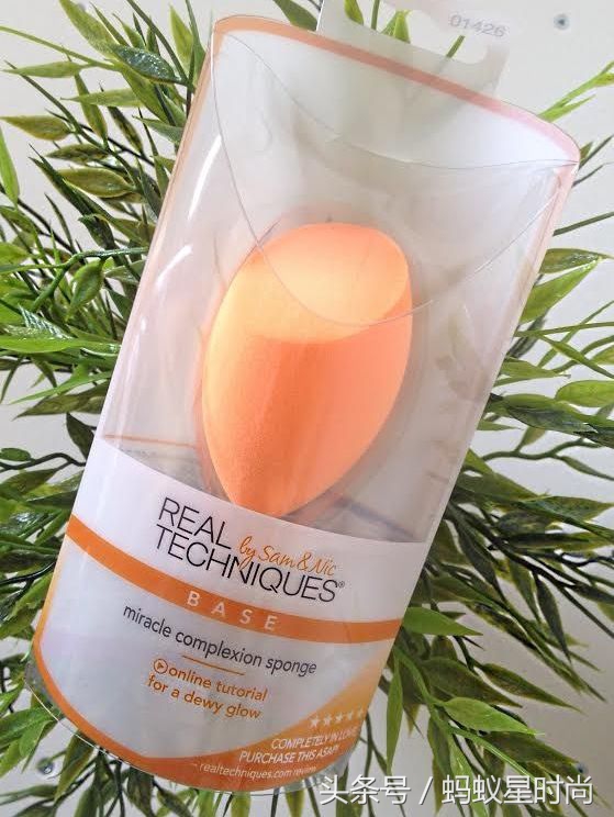 粉扑和海绵哪个上粉底好,气垫底妆用什么粉扑