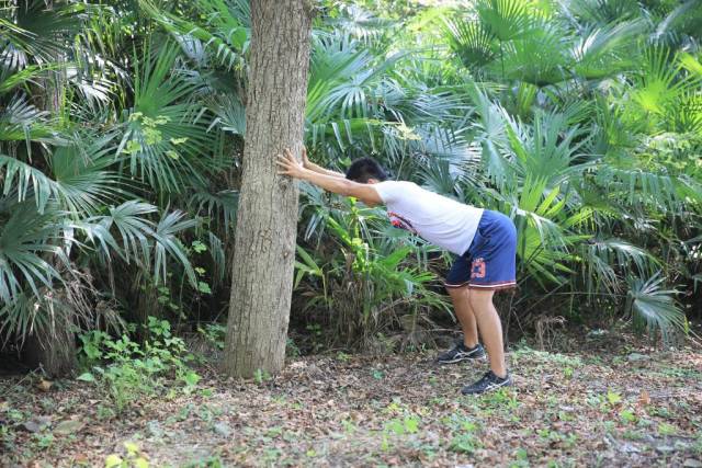 跑后正确拉伸动作教程避免粗腿,如何短跑后拉伸