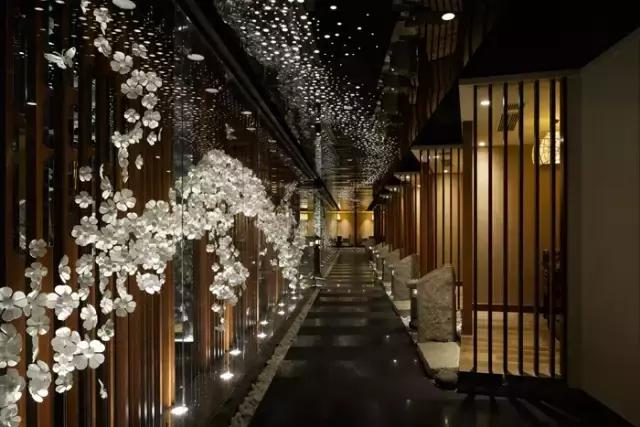 设计书单丨从被玩坏的拼字瓶说起,设计师如何让你愉快地剁手