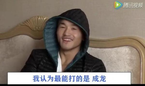 一龙致敬成龙,赞大哥最能打,不用替身险丧命,KO播求可成一哥