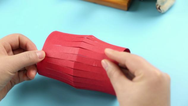 一张纸就能做好灯笼很简单的,用彩纸做灯笼的最简单方法