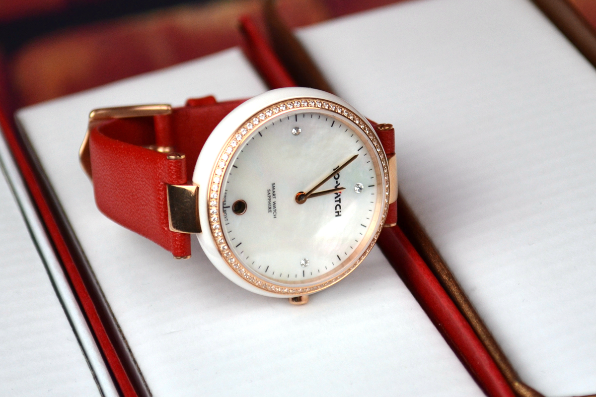 有水晶有钻石，能测UV会自拍，续航8个月，为妹子而生的智能表