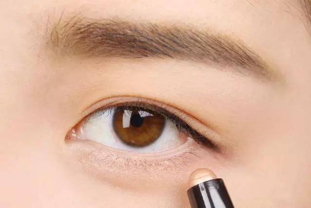 美瞳边缘碎在眼睛里面了,为什么美瞳会在眼睛里碎掉