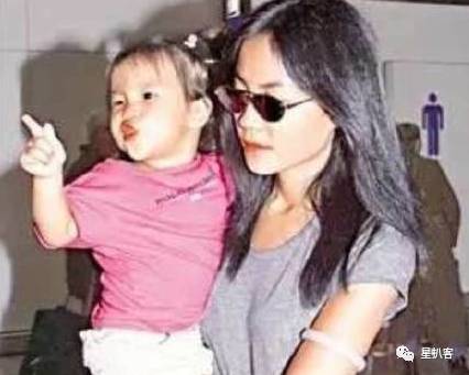 窦靖童孝顺,窦靖童照片被夸有个性