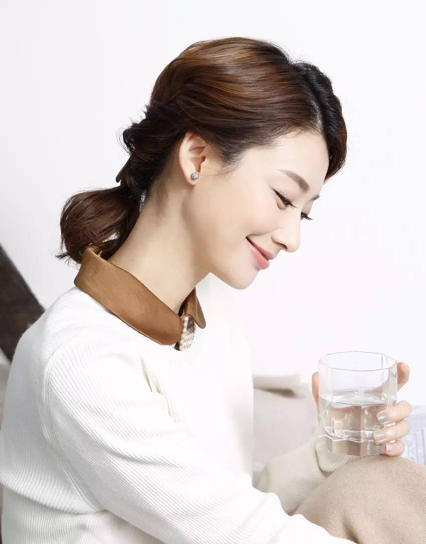 看十元妹子变身校对女孩，一天10+梳发造型，你也可以轻松学