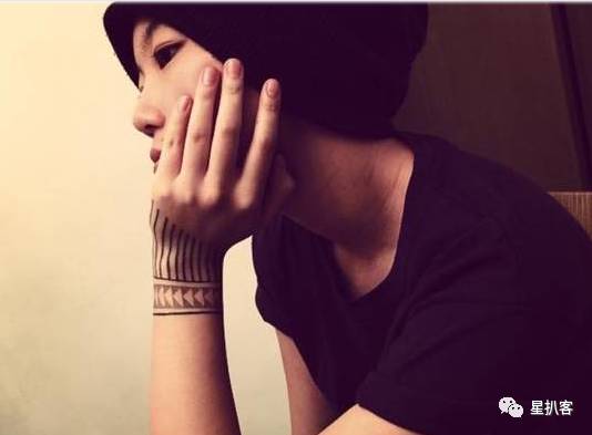 窦靖童孝顺,窦靖童照片被夸有个性