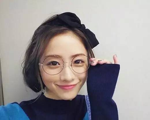 看十元妹子变身校对女孩，一天10+梳发造型，你也可以轻松学