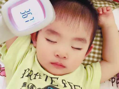 传疯了！医大一主治医生给女儿私藏的“发热药箱”！原来80%的儿童发热在家里就能解决！