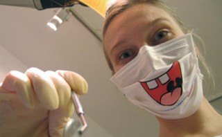 牙齿有洞补起来要不要加牙套,牙齿有洞简单一清洗就补