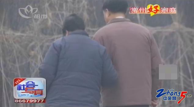 妻子偏瘫丈夫不离不弃,妻子患病失去记忆丈夫不离不弃