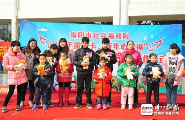 南阳:小手做出爱心卡新年感恩表祝福