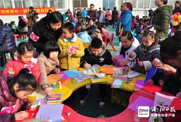 南阳:小手做出爱心卡新年感恩表祝福