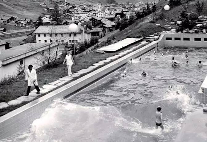 3座普利兹克奖杯，4位世界级建筑大师，一同跑到瑞士乡下建了座可以泡温泉的酒店，要不要一起？