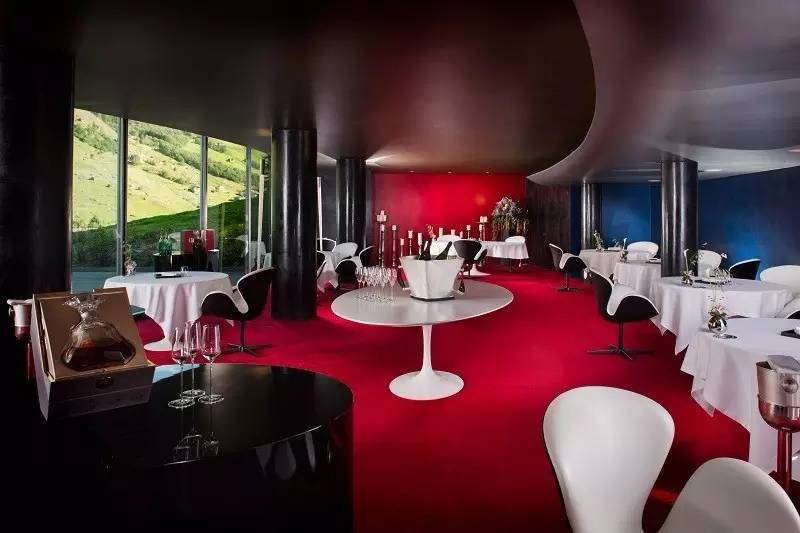 3座普利兹克奖杯，4位世界级建筑大师，一同跑到瑞士乡下建了座可以泡温泉的酒店，要不要一起？