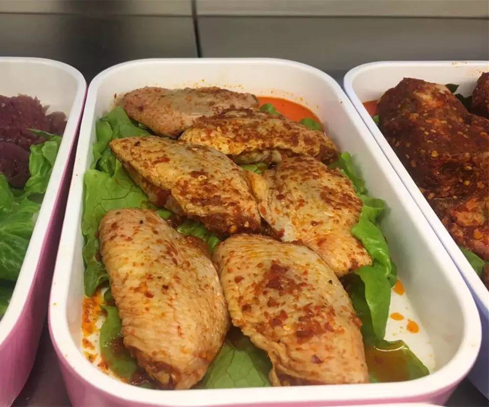 蚌埠这家店真奇怪，吃饭要看颜色，还送苹果笔记本电脑和爱疯七……