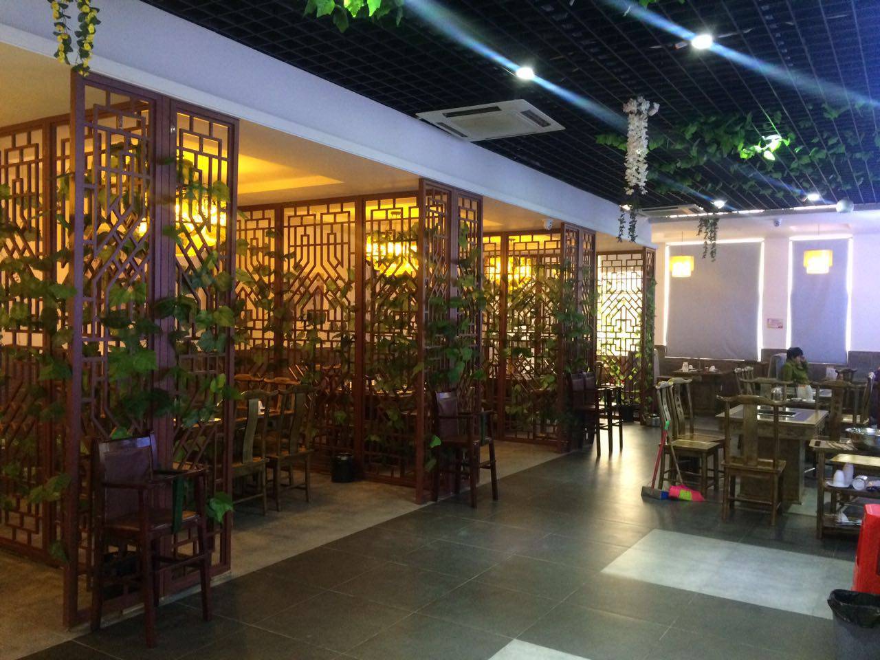 蚌埠这家店真奇怪，吃饭要看颜色，还送苹果笔记本电脑和爱疯七……