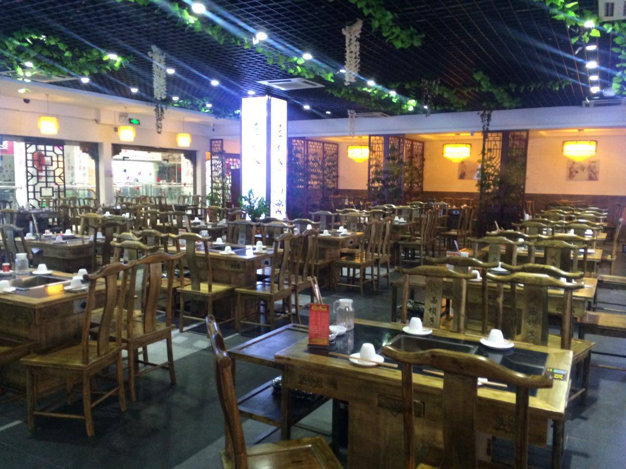 蚌埠这家店真奇怪，吃饭要看颜色，还送苹果笔记本电脑和爱疯七……