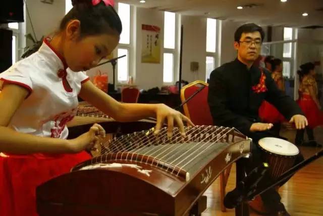 琴韵绕梁童心飞扬——青岛市妇儿活动中心古筝专业汇报演出侧记
